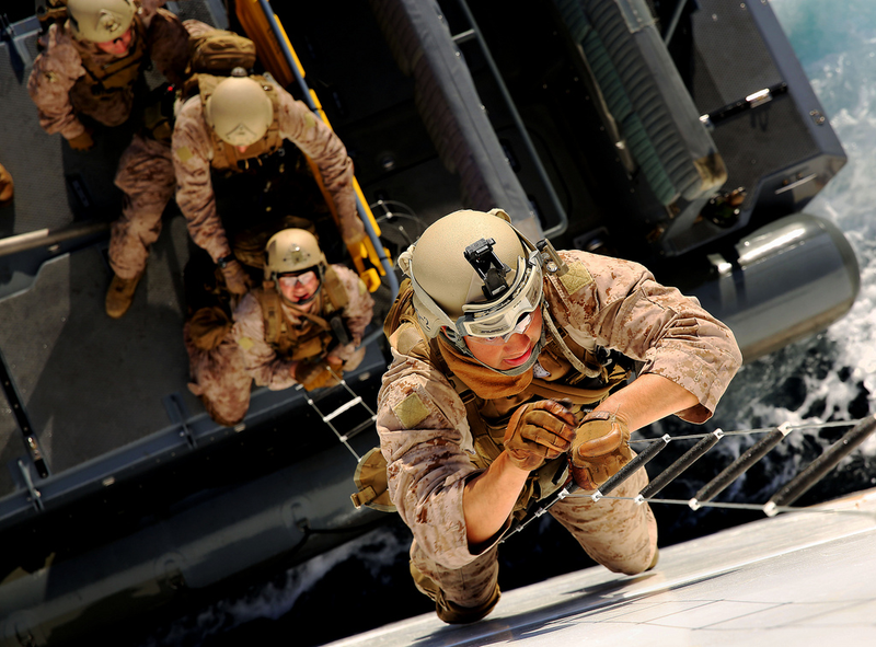 Illustration for article titled Cool photo: Boarding an amphibious assault ship seems like a lot of fun